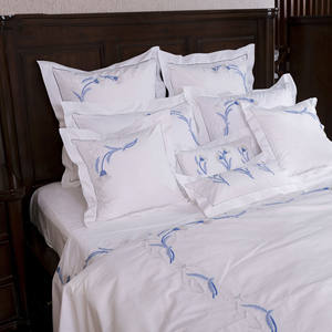 Parures de lit en coton personnalisées brodées de jolies fleurs de lys, avec taies d'oreiller, pour la maison, l'hôtel et les mariages - Vente en gros - Product Image 5