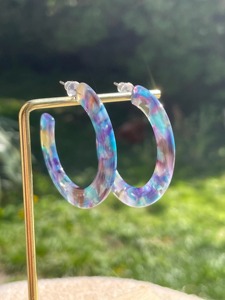 Boucles d'oreilles en résine OEM ODM, boucles d'oreilles en résine à marque privée, boucles d'oreilles en résine à finition solide, article de gros personnalisé d'usine, boucles d'oreilles en résine - Product Image 5