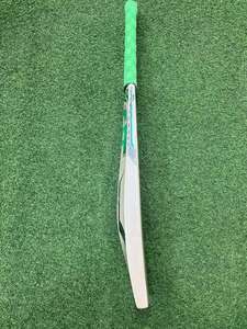 Batte de cricket en bois d'orme anglais CA Sports BA 56 Players Edition Babar Azam avec housse de protection gratuite, grip supplémentaire et feuille anti-usure - Product Image 4