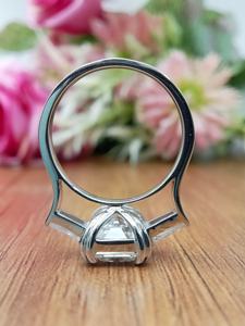Bague de fiançailles et de mariage tendance en or massif 18 carats, diamant blanc 2,5 carats taille émeraude classique, sertie à griffes, certifiée IGI, cadeau et soirée - Product Image 6