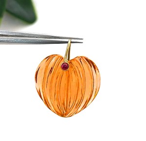 Pendentifs en forme de cœur en quartz orange sculptés à la main - Breloques plaquées or pour la mode, fournitures de bijoux DIY - Product Image 1