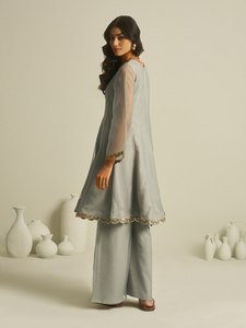Robe peplum élégante en tissu avec manches longues entièrement brodées à la main, col en V et jupe évasée, accompagnée d'un ensemble de soirée en tissu uni avec pantalon palazzo. - Product Image 5