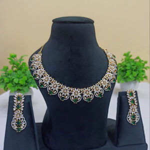 Ensemble de bijoux collier et boucles d'oreilles pour femmes, classique et glamour, plaqué or, avec strass verts, pour mariages et fiançailles - Product Image 1