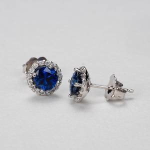 Boucles d'oreilles clous halo en saphir bleu, en platine, pierres précieuses, bijoux de luxe, design entièrement personnalisable - Product Image 5