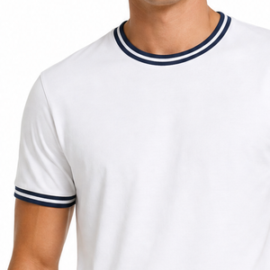 Camiseta blanca lisa de alta calidad para hombre con puños de contraste azul marino de doble franja y manga corta - Product Image 3