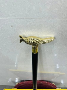 Canne de marche en bois de rose poli avec poignée en forme d'oiseau paon et détails en laiton, pour la Saint-Valentin, la remise des diplômes, ou comme décoration murale - Product Image 5