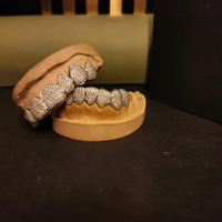 Venta al por mayor de Grillz de Dientes de Plata con Diamantes, Diseño Personalizado, Piedras de Alta Calidad, Estilo de Lujo para Moda Urbana