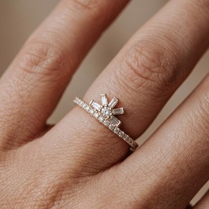 แหวนแต่งงานมอสซาไนต์ทรงบาแกตต์แบบมินิมอล ดีไซน์เกล็ดหิมะ ทองคำแท้ 14K ผลิตในห้องปฏิบัติการ สำหรับทุกเพศ เหมาะสำหรับงานฉลองครบรอบ หรือเป็นของขวัญเซอร์ไพรส์ - Product Image 3