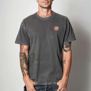 เสื้อยืดโอเวอร์ไซส์ผู้ชายผ้าฝ้าย 100% 220gsm ล้างสีแบบแอซิด ปักโลโก้ ผ้าเจอร์ซีย์ สไตล์ไฮสตรีท ระบายอากาศได้ดี - Product Image 4