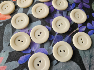Boutons en os blancs de qualité supérieure pour vêtements, artisanat et projets de bricolage - Product Image 3
