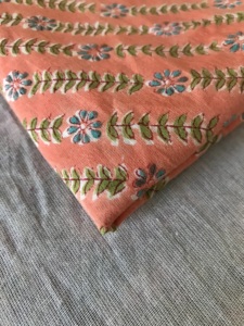 ผ้าฝ้ายพิมพ์ลายด้วยมือ – พื้นสีพีชลายใบไม้สีเขียวพร้อมลายดอกไม้สีน้ำเงินแบบบูติ พิมพ์ลายแบบดั้งเดิมของอินเดีย - Product Image 3