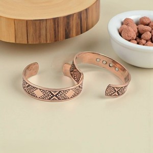 Bracelet manchette ouvert magnétique en cuivre pur, estampé géométriquement, fait main, motif tribal indigène gravé, en métal massif - Product Image 1