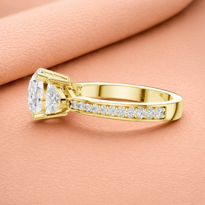 Anillo de Compromiso con Tres Diamantes Cultivados en Laboratorio, Corte Trillón, Claridad VVS1-VVS2, Chapado en Rodio, Oro Amarillo, Joyería Nupcial de Lujo - Product Image 2