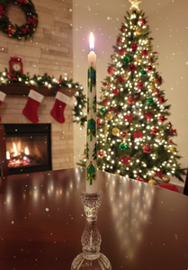 Magnifique bougie conique en cire de soja verte, décorée à la main avec des sapins de Noël, sans fumée, parfum fruité, idéale pour les tables festives. - Product Image 3