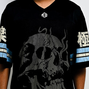 เสื้อสตรีทแวร์ผู้ชาย คอวี ผ้าตาข่าย ลายอเมริกันฟุตบอล ทรงโอเวอร์ไซส์ ลายกราฟิกหัวกะโหลกประดับเพชร ระบายอากาศได้ดี ผลิตจากโพลีเอสเตอร์ รับผลิตแบบ OEM จำนวนมาก - Product Image 3