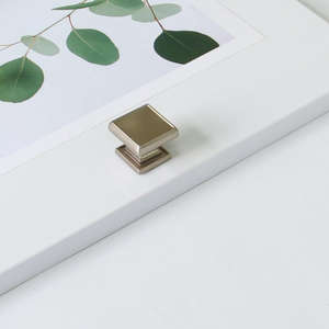 Poignée de meuble carrée moderne en alliage de zinc, finition or brossé, pour armoires de cuisine, chambre, salle à manger, tiroirs et commodes - Product Image 3