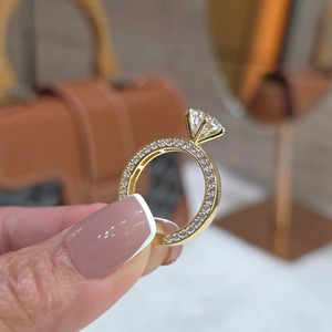 Anillo de compromiso solitario de oro macizo de 14K con diamante de laboratorio de 2.70 quilates de corte brillante y engaste de puntas, con banda a juego de lujo con pavé. - Product Image 3