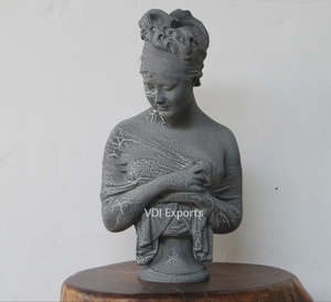 Sculpture de buste de dame romaine classique sur piédestal, décoration de table, sculpture en résine polyester, centre de table de luxe pour événements de mariage - Product Image 2