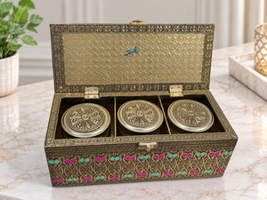 Caja de Madera Hecha a Mano con Detalles en Meenakari para Frutos Secos, Juego de 2 Frascos |   Caja Organizadora de Regalos Plegable con Grabado en Relieve de Plumas de Pavo Real en Latón - Product Image 6
