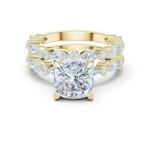 Bague intelligente en or massif 14 carats avec diamant de laboratoire de qualité supérieure, taille coussin carrée de 2,5 carats, certifiée IGI, et pierres latérales marquise et rondes - Product Image 5