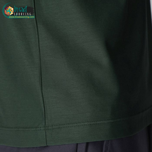 เสื้อโปโลชายสีเขียวป่า แขนสั้น ซิปหน้า โลโก้สั่งทำ ผ้าถักผสมสแปนเด็กซ์/คอตตอน 220 กรัม สไตล์สปอร์ต ประสิทธิภาพสูง รับผลิตแบบ OEM - Product Image 5