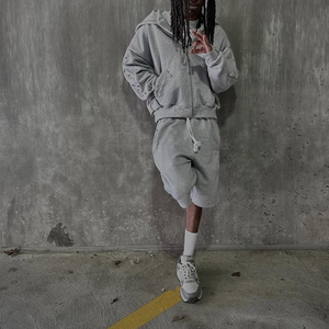 Ensemble de survêtements en coton épais personnalisés pour hommes, en molleton bouclette, délavé à l'acide, comprenant un sweat à capuche court zippé et un short de survêtement - Product Image 4