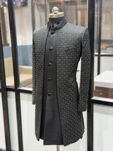 Achkan Sherwani noir pour homme, orné de micro-diamants, texturé et gaufré, longueur genou, style indo-occidental, pour mariage et cérémonie de luxe - Product Image 3
