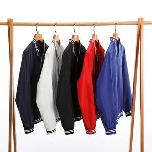 เสื้อแจ็คเก็ตบอมเบอร์สีขาวสำหรับผู้ชาย แบบซิป คอปกและปลายแขนเสื้อลายทาง สไตล์สปอร์ต ระบายอากาศได้ดี เหมาะสำหรับฤดูใบไม้ผลิ - Product Image 2