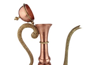 Jarra de cobre de cuello largo estilo árabe, elegante jarra de agua hecha a mano para restaurantes de lujo y eventos de alta costura, procedente de la India. - Product Image 2