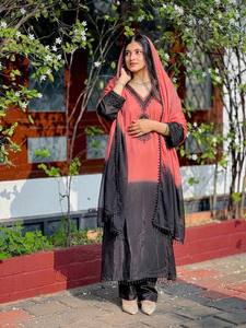 Ensemble Kurti élégant de créateur – Haut en soie crêpe avec pantalon et dupatta en georgette - Product Image 3