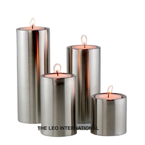 Ensemble de 4 bougeoirs en métal robuste de couleur argentée, aspect classique simple, poli brillant, pour la maison et la salle à manger d'hôtel - Product Image 1