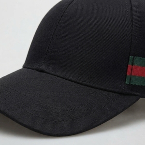 Gorra de algodón negra de 6 paneles con parche de rayas rojas y verdes, unisex, ajustable, informal. - Product Image 4