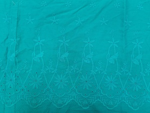 Tissu en coton bleu paon de qualité supérieure avec broderie ajourée Schiffli - Motif floral ton sur ton avec bordure festonnée - Vente flash - Product Image 4