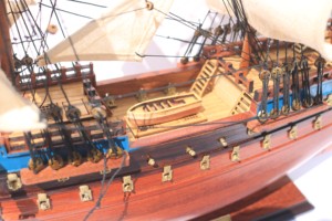 Modèle de bateau à voile russe en bois fait main ST. PAVEL, technique de peinture personnalisée, pour table, fabriqué par un fabricant vietnamien - Product Image 5