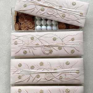 Caja de Regalo Bordada de Alta Calidad en Color Marfil, Caja Cuadrada de Madera Hecha a Mano para Bodas, con Hilo Dorado y Diseño Floral en Tela de Mezcla de Seda - Product Image 1
