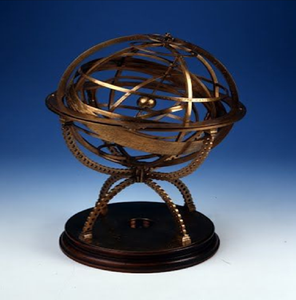 Esfera armilar antigua de latón con globo celeste dorado en su interior, sobre pedestal, disponible a precios de mayorista. - Product Image 4