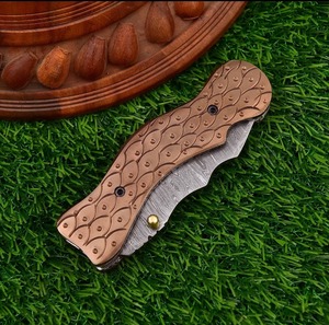 Couteau pliant artisanal de qualité industrielle avec lame en acier Damas, manche en cuivre, étui en cuir, personnalisable OEM pour la chasse - Product Image 5