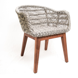 Chaise en rotin tressé Siera au design minimaliste moderne, chaises d'extérieur en teck et en osier avec coussins et structure robuste - Product Image 1