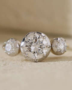 Bague de fiançailles et de mariage classique en or blanc massif sur mesure pour femme, sertie de diamants de laboratoire à monture clos et griffes - Product Image 1