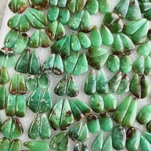Paire de pierres précieuses en chrysoprase naturelle verte, cabochons assortis pour la fabrication de boucles d'oreilles, pierres de 10x10x5mm, 33x16x5mm, 22 carats en moyenne - Product Image 4