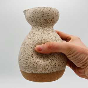 Vase de table artisanal 2026, forme irrégulière, motif floral, style Wabi-Sabi, en béton, par Universal Overseas - Product Image 5