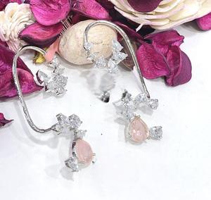 Pendientes elegantes con acabado plateado y circonitas de la mejor calidad para mujeres y niñas, ideales para looks de noche y fiestas. - Product Image 6