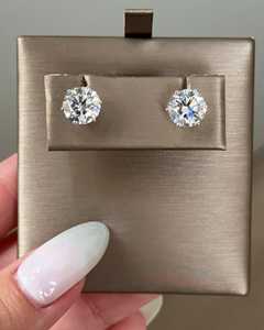 Boucles d'oreilles clous en diamant de laboratoire taille brillant 4 carats, sertissage 6 griffes, couleur D, design minimaliste, or massif 10k 14k 18k, certifié IGI - Product Image 4