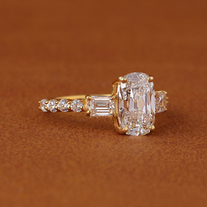 Bague de fiançailles en or massif 14 carats avec trois diamants de laboratoire taille coussin, pavés, certifiés IGI, provenant de l'ancienne mine de 3 carats - Product Image 6