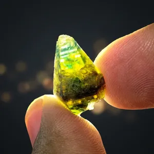 Pierre de saphir polie, vert naturel avec des inclusions foncées, taille brillant ronde légère, pour la fabrication de bijoux, artistique et personnalisable - Product Image 4