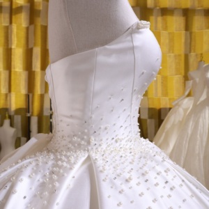 Robe de mariée bustier en satin, coupe trapèze, design drapé simple, avec dentelle, perles et détails en spandex/coton, style classique - Product Image 6
