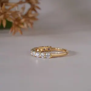 Elegante Anillo de Boda de Media Eternidad con Moissanita de Corte Redondo en Oro de 14K, con Garras Compartidas, para Mujer, Joyería Clásica para Aniversario - Product Image 5