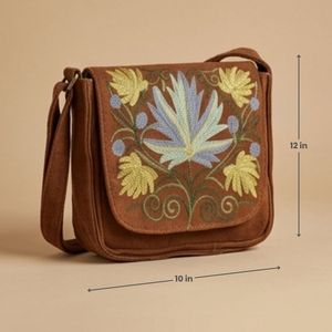 Bolso bandolera con bordado Crewel de Cachemira – Diseño floral de loto azul y crisantemo amarillo en gamuza color canela - Product Image 2
