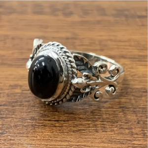 Anillo de ónix negro moderno, diseño artesanal, banda de plata 925, antideslustre, para unisex. - Product Image 2
