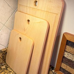 Planche à découper rustique en bois d'acacia faite à la main, durable, pour la préparation des légumes, de la viande et du pain, compatible lave-vaisselle - Product Image 6